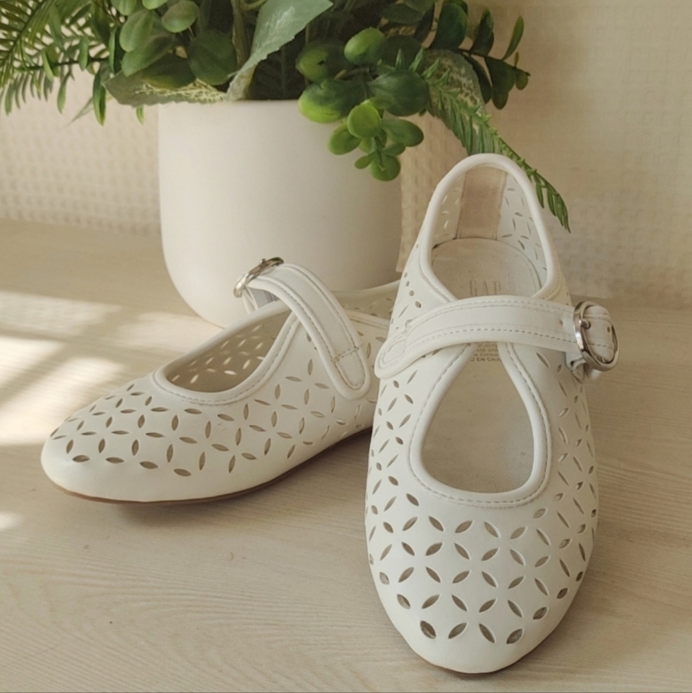 Gap Kids Girls Mary Jane Flats w/ Perforated Detail, Antique White Size 1